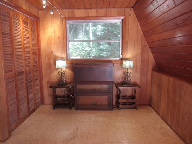 Building Photo - $1,800 - 2 Bedroom / 1.5 Bath Unfurnished ...