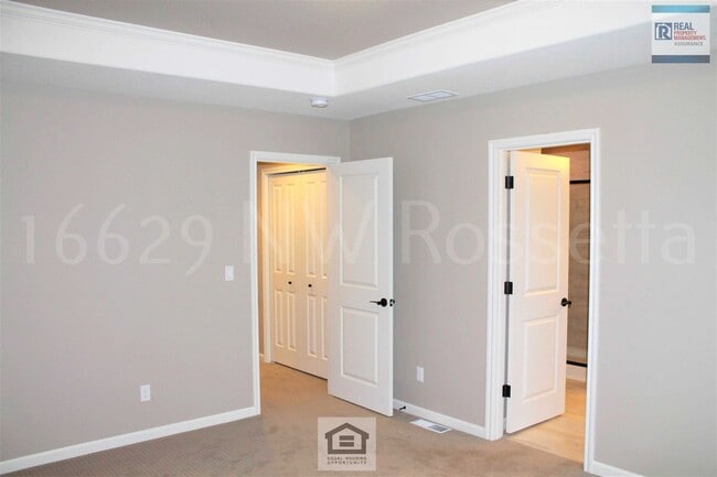 Building Photo - Beautiful 3 BR/2.5 BA Home in Desirable Bethany Neighborhood