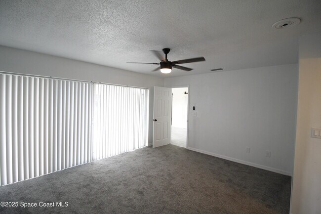 Building Photo - 3002 Edgewood Dr NE