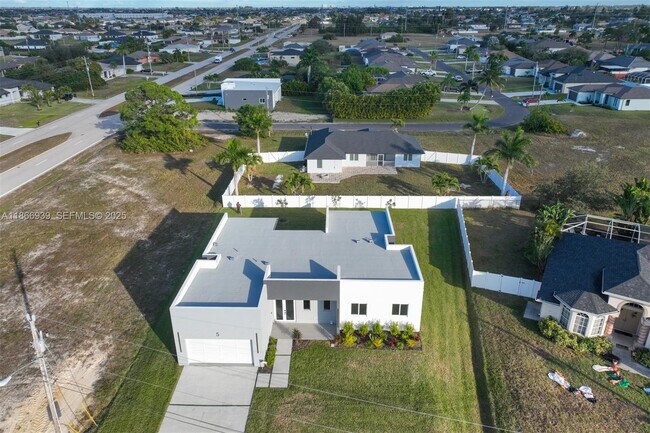 Building Photo - 5 SW 26th Pl