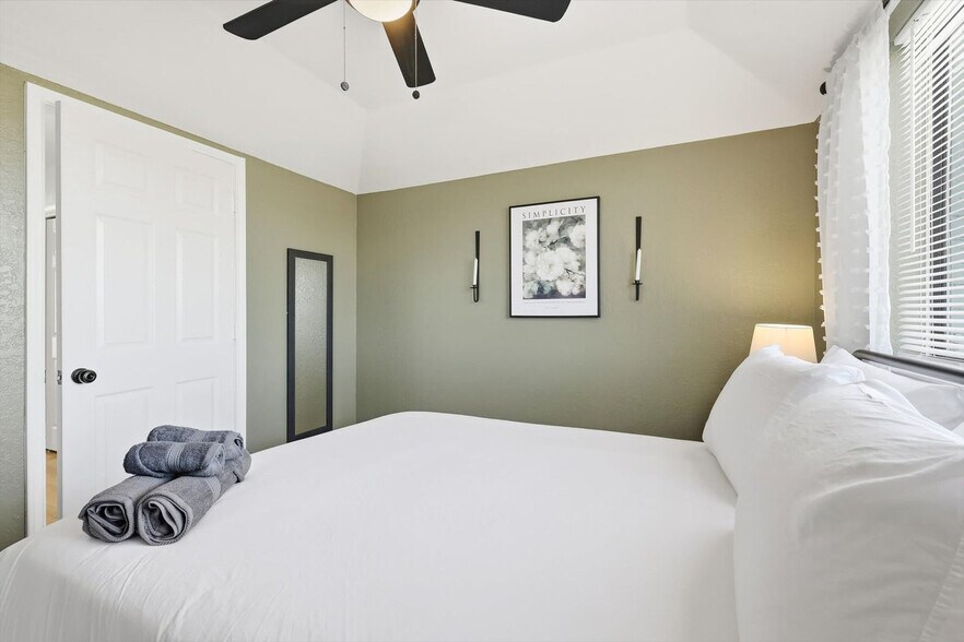 Building Photo - 2160 E Arkansas Ln