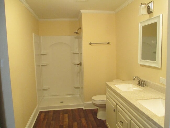 Building Photo - Beautiful 3 bedroom, 2 bath house on a lar...