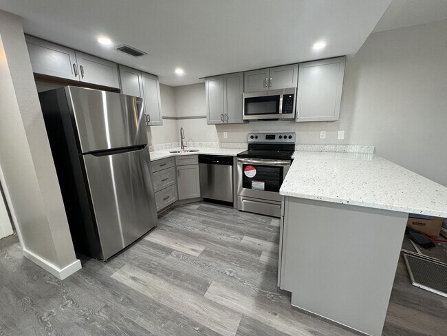 Building Photo - Annual** 55+ Years Old Required ** Recently Renovated ** 1 Bedroom / 1 Bath - Cambridge House - $...