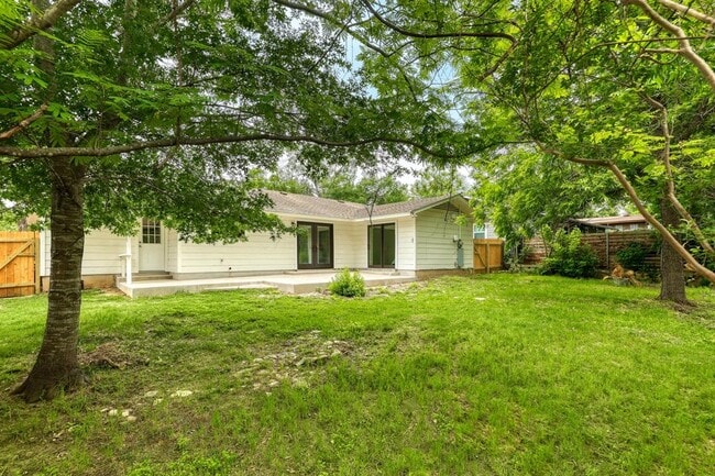 Building Photo - 3300 Catalina Dr