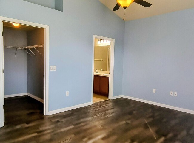 Building Photo - 490 Bismarck Way