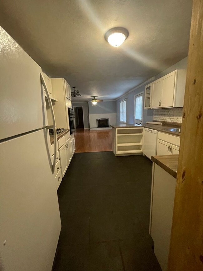 Building Photo - Charming Springfield home off South Campbell