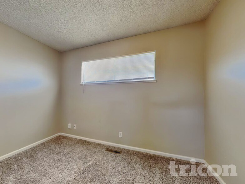 Building Photo - 1001 Akard Dr