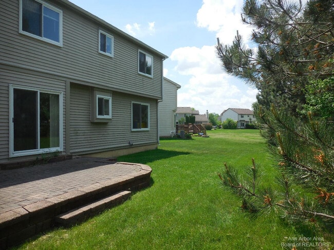 Building Photo - 251 Cloverleaf Ct
