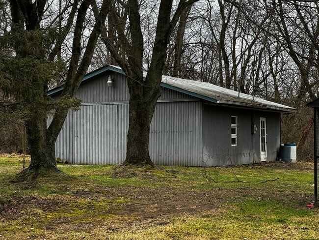 Building Photo - Country Living with a 3-Bedroom, 2-Bath Ho...