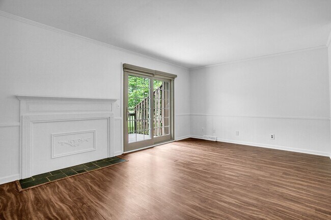 Building Photo - 2 Bed, 2.5 Bath Townhome Available in Simp...