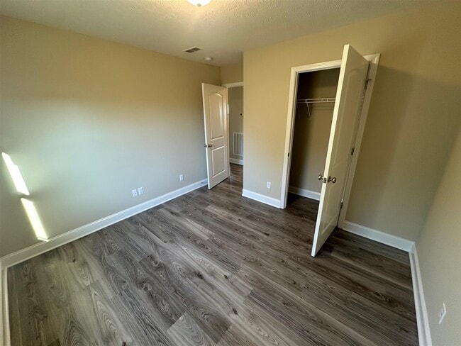 Building Photo - 427 Lansing Ln