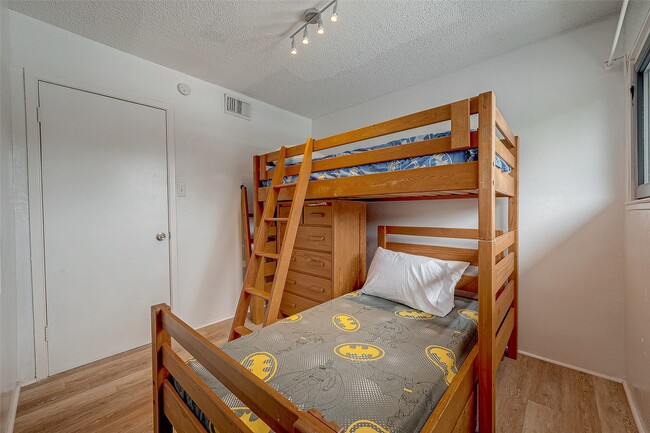 Building Photo - 12042 Mighty Oak Dr