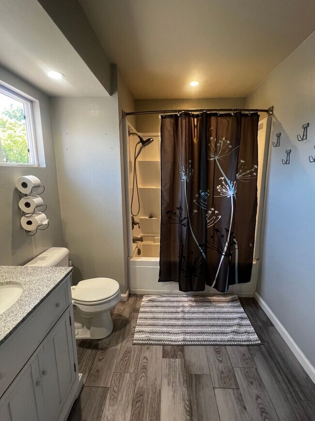 Building Photo - Modern 3 Bed / 2 Bath End Unit Home for Re...