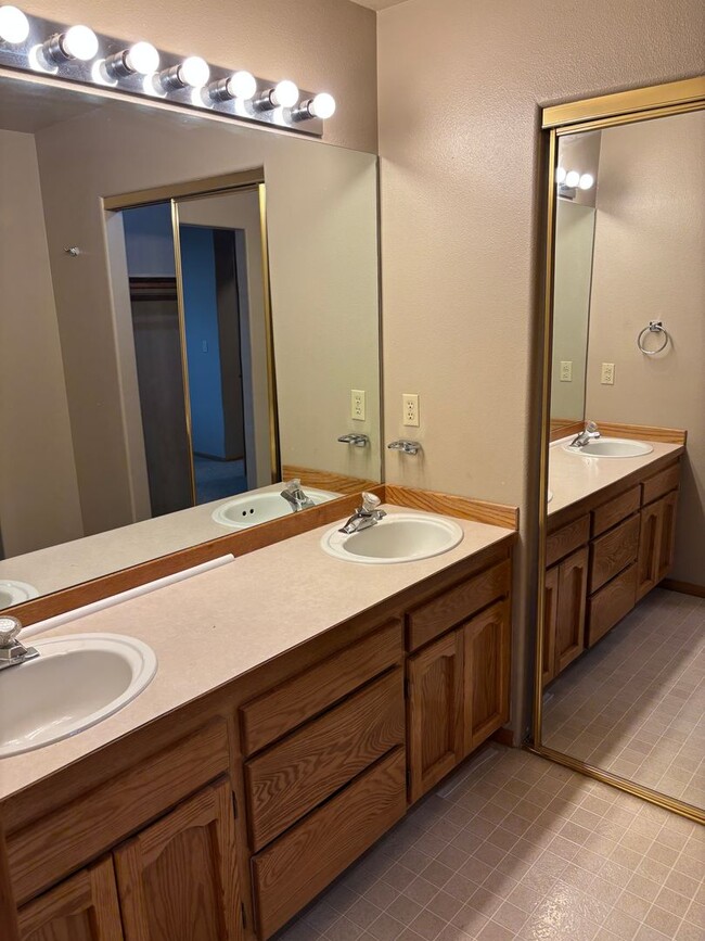 Building Photo - Desirable one Level Home in SW Redmond!