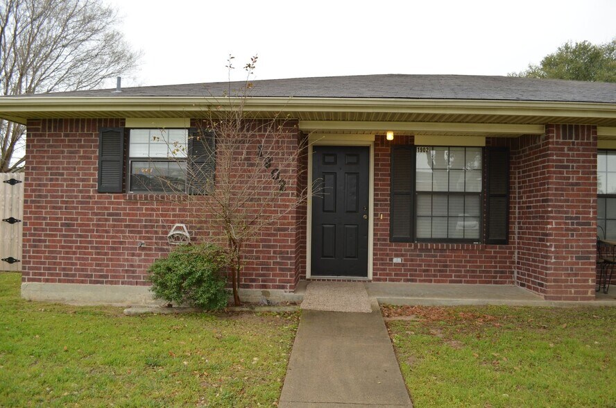 Building Photo - AUGUST PRE-LEASE Spacious & Affordable 3 Bedroom 2 Bathroom Duplex ON BUS ROUTE