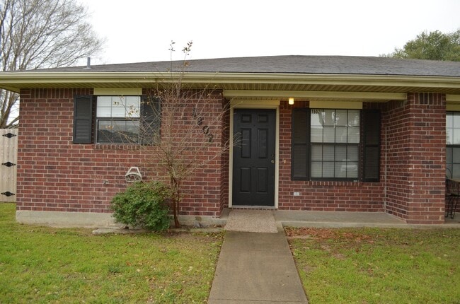 Building Photo - AUGUST PRE-LEASE Spacious & Affordable 3 B...