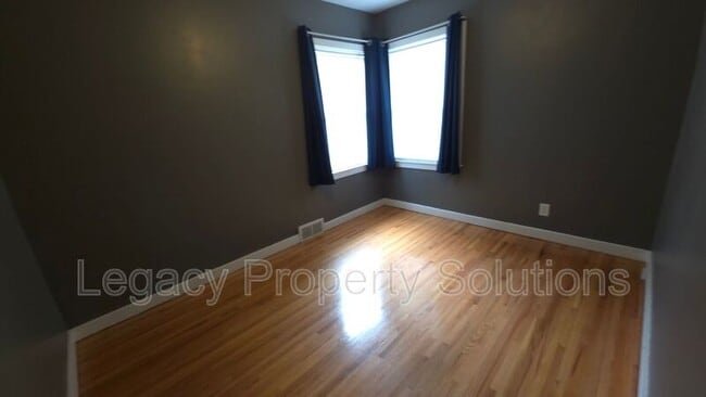 Building Photo - 926 N Mandan St