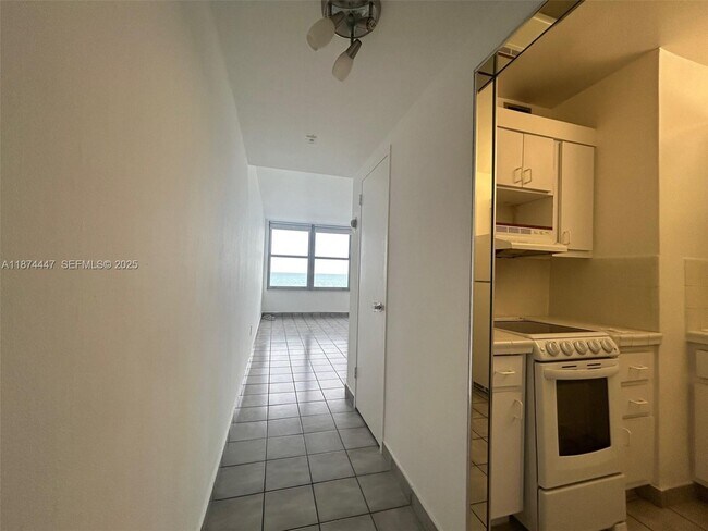 Building Photo - 2899 Collins Ave