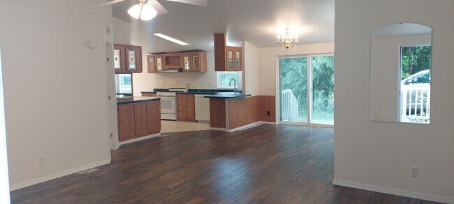 Building Photo - Three Bedroom Home w/ Three Bay Garage in Deming!