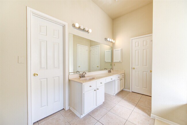 Building Photo - 13030 Richmond Ave