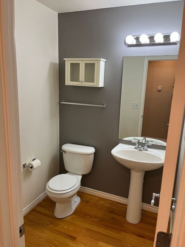 Building Photo - Beautiful and Spacious 3 Bed, 3.5 Bath Townhome in SE Fort Collins. Detached 1 Car Garage. Water/...