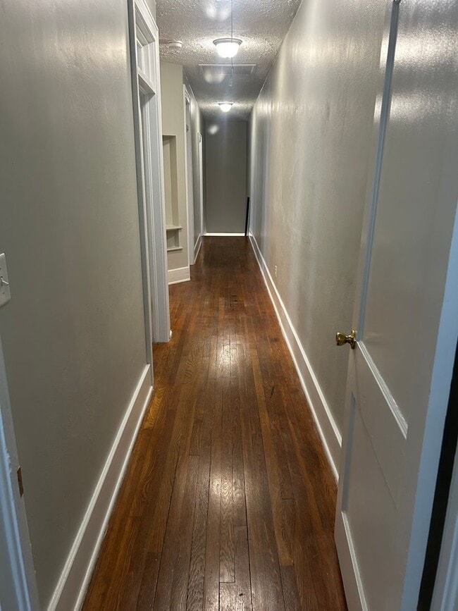 Building Photo - Quiet, Spacious 2BR/1BA