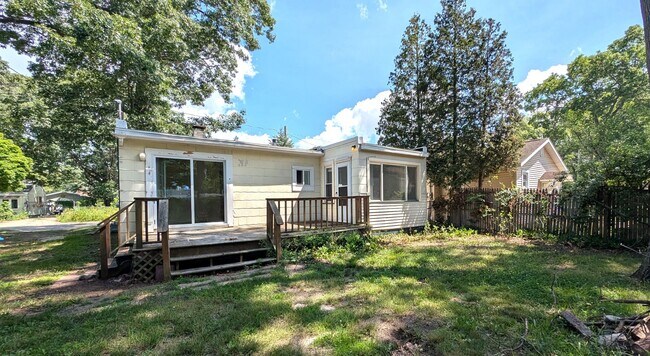 Building Photo - 1-2 bedroom Lakeside home