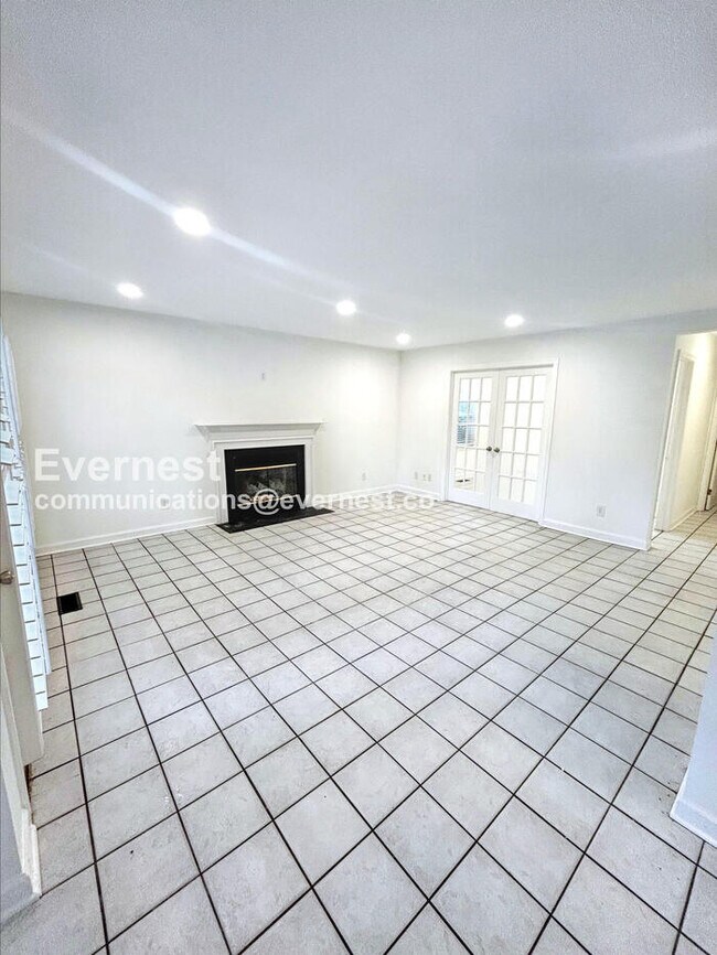 Building Photo - 3501 Shaker Dr