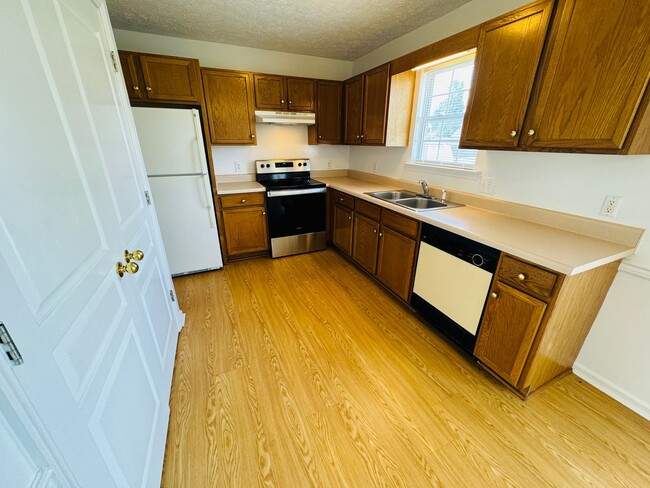 Building Photo - For Lease - 3 Bed, 2 Bath, 1400sqft Home i...
