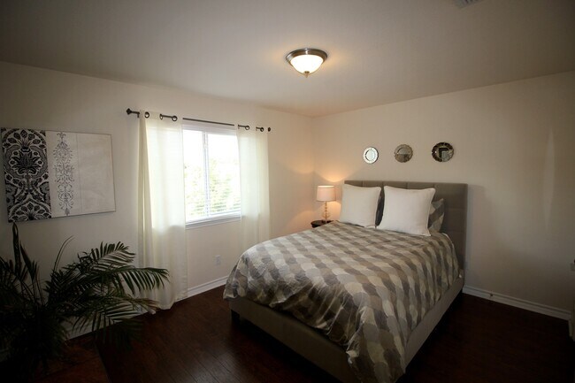 Building Photo - Rental in the Villas!
