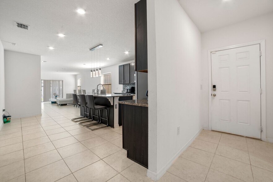 Building Photo - 817 BOCAVISTA COURT