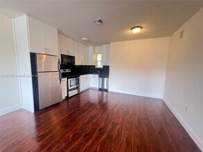 Building Photo - 2880 Pine Tree Dr
