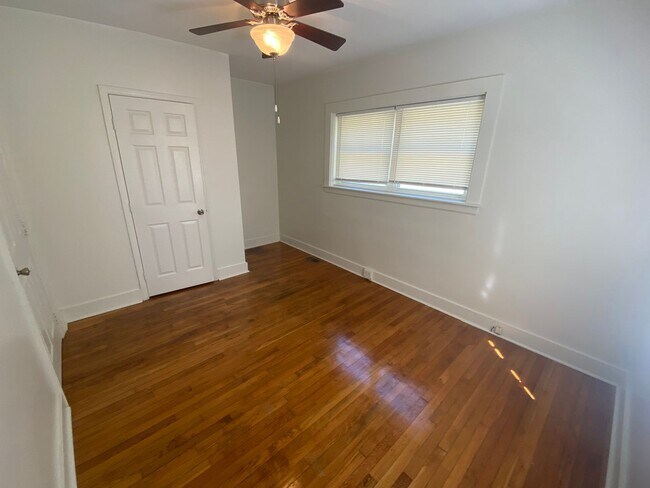 Building Photo - 1402 W Chapel Hill St