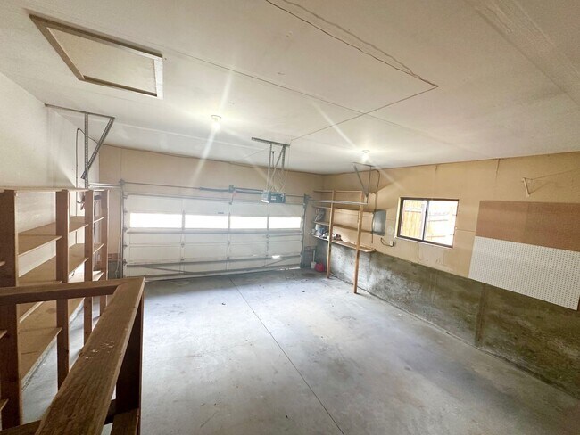 Building Photo - Enjoy the foothill views from your backyard!