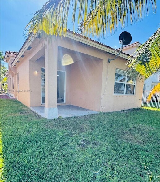 Building Photo - 3725 NE 23rd Ct