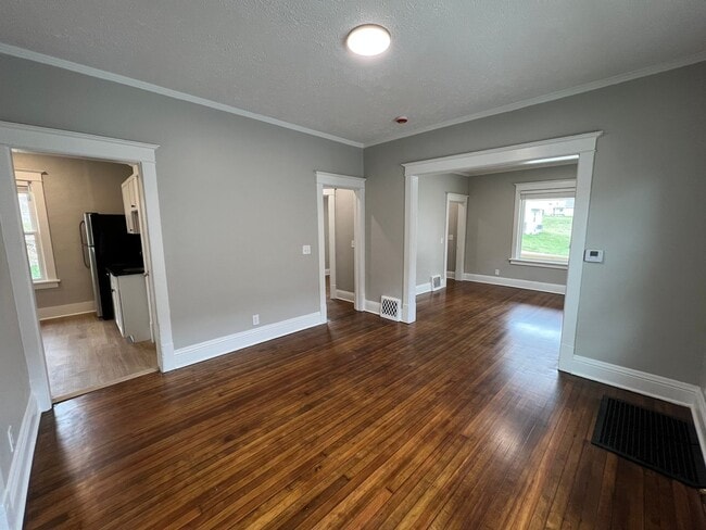 Building Photo - Fully Remodeled 2 Bedroom House!