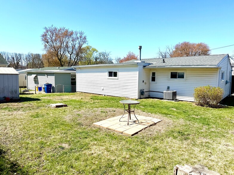 Building Photo - 633 Windsor Ave