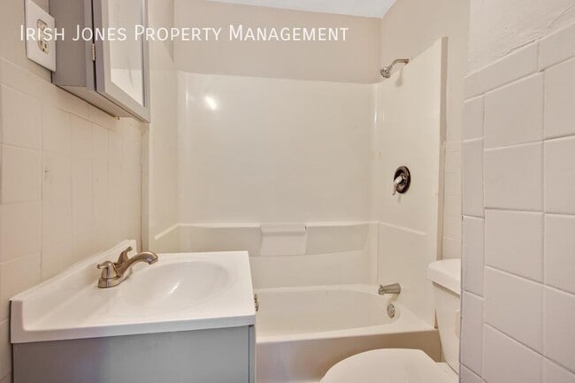 Building Photo - 105 Howell St