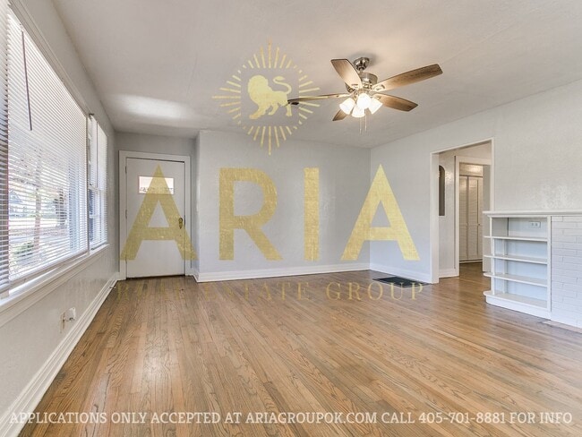 Building Photo - COMING SOON! 2 Bed/2 Bath Duplex Super Clo...