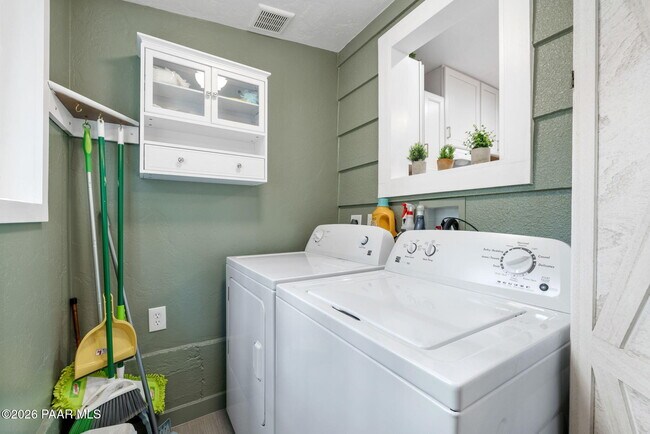 Building Photo - 805 Canyon Dr