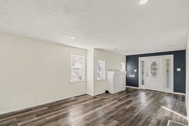 Building Photo - Beautiful 3 Bedroom 2 Bathroom Home in Kansas City!