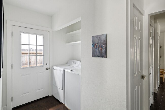 Building Photo - DARLING 2-BEDROOM MAHNCKE PARK COTTAGE