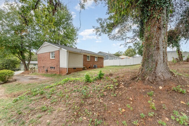 Building Photo - 815 Norwood Dr