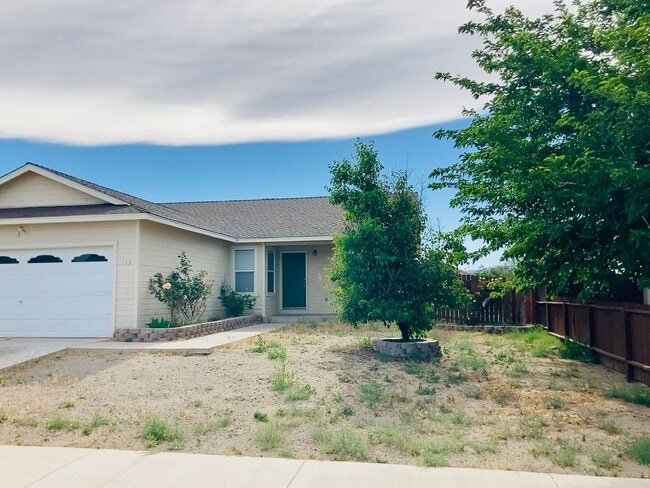 Building Photo - Charming 3 Bedroom