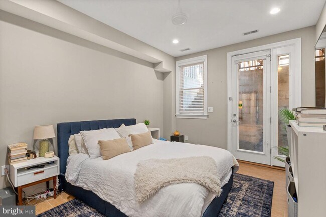 Building Photo - Beautifully Updated 2 BR 2 BA in the heart of Logan Circle