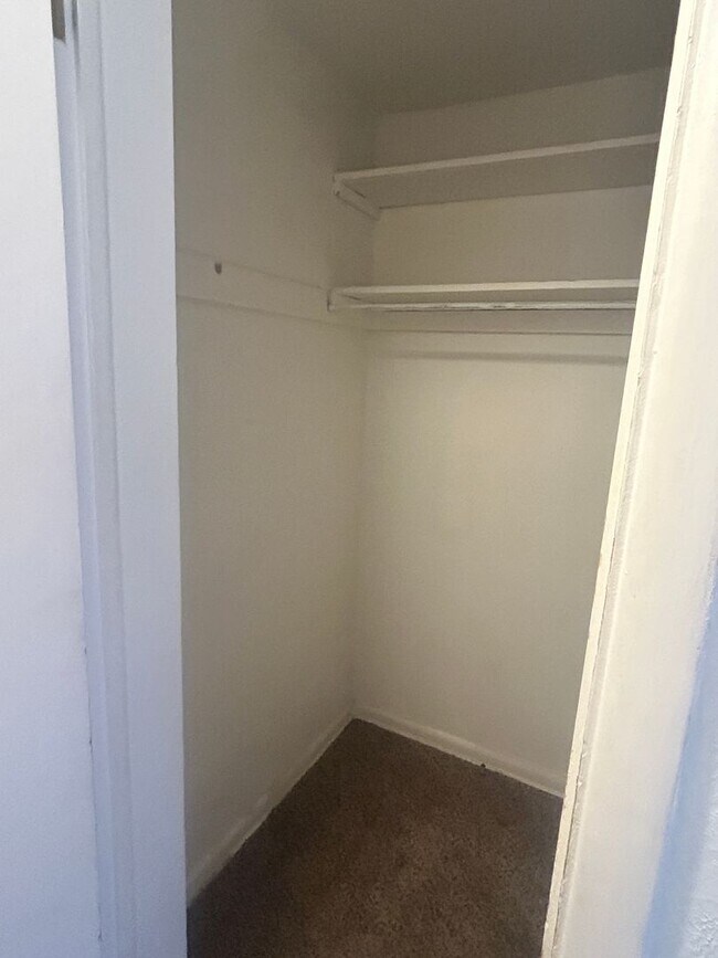 Building Photo - Available June- 1 Bed/1 Bath Lindsley Park Condo