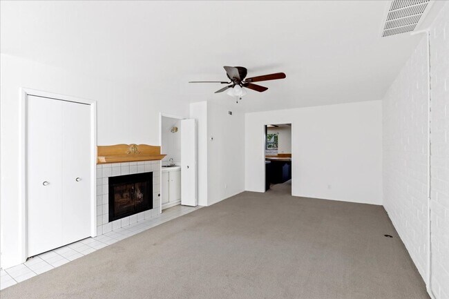 Building Photo - Escondido 2 bed 2.5 bath condo for lease