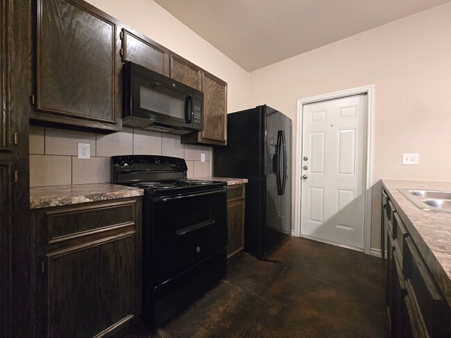 Building Photo - 905 Rosewood Dr