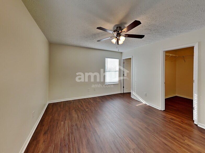 Building Photo - 2274 Farmland Dr