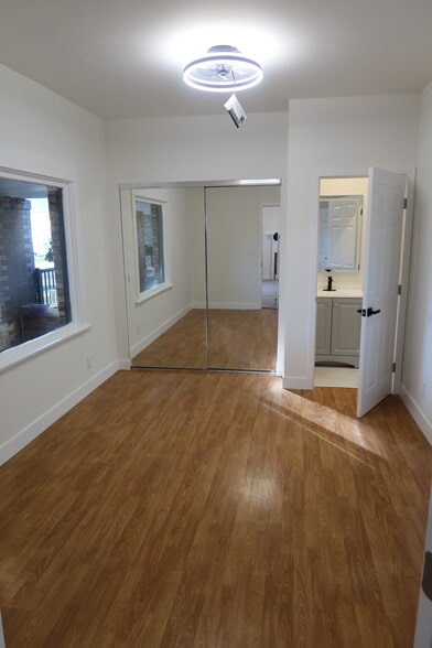 Building Photo - 537 W Milford St